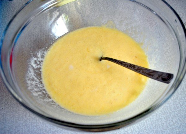 Яйца с сахаром и кефиром для оладьев